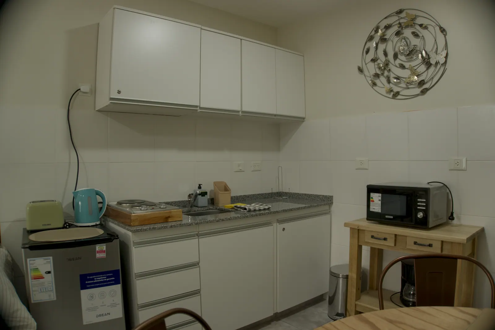 Ambiente interior con vista parcial al lago en Bariloche